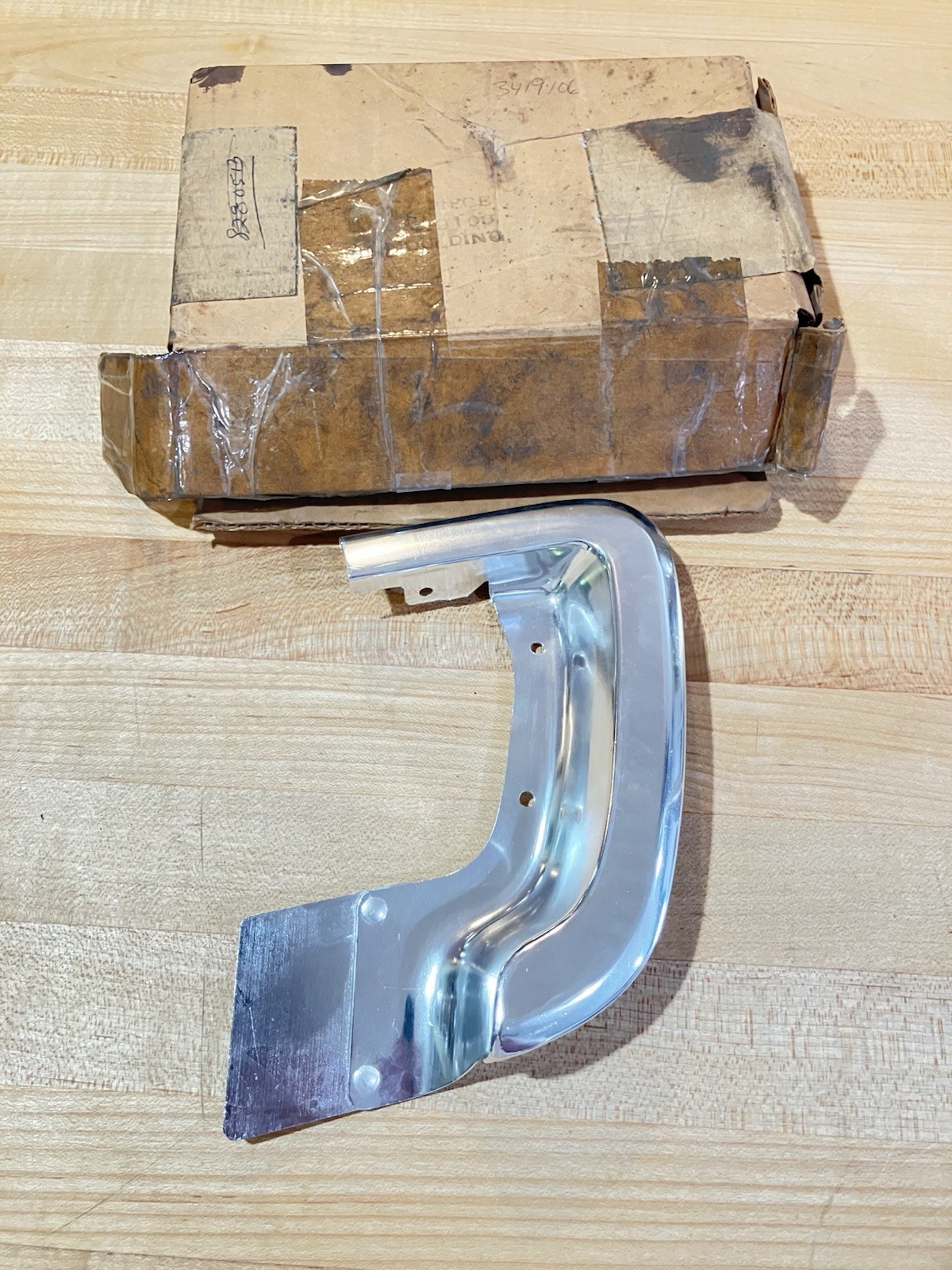 NOS MOPAR 1969 DODGE POLARA, MONACO RH TAIL LIGHT QUARTER OUTLINE MOLDING NIB