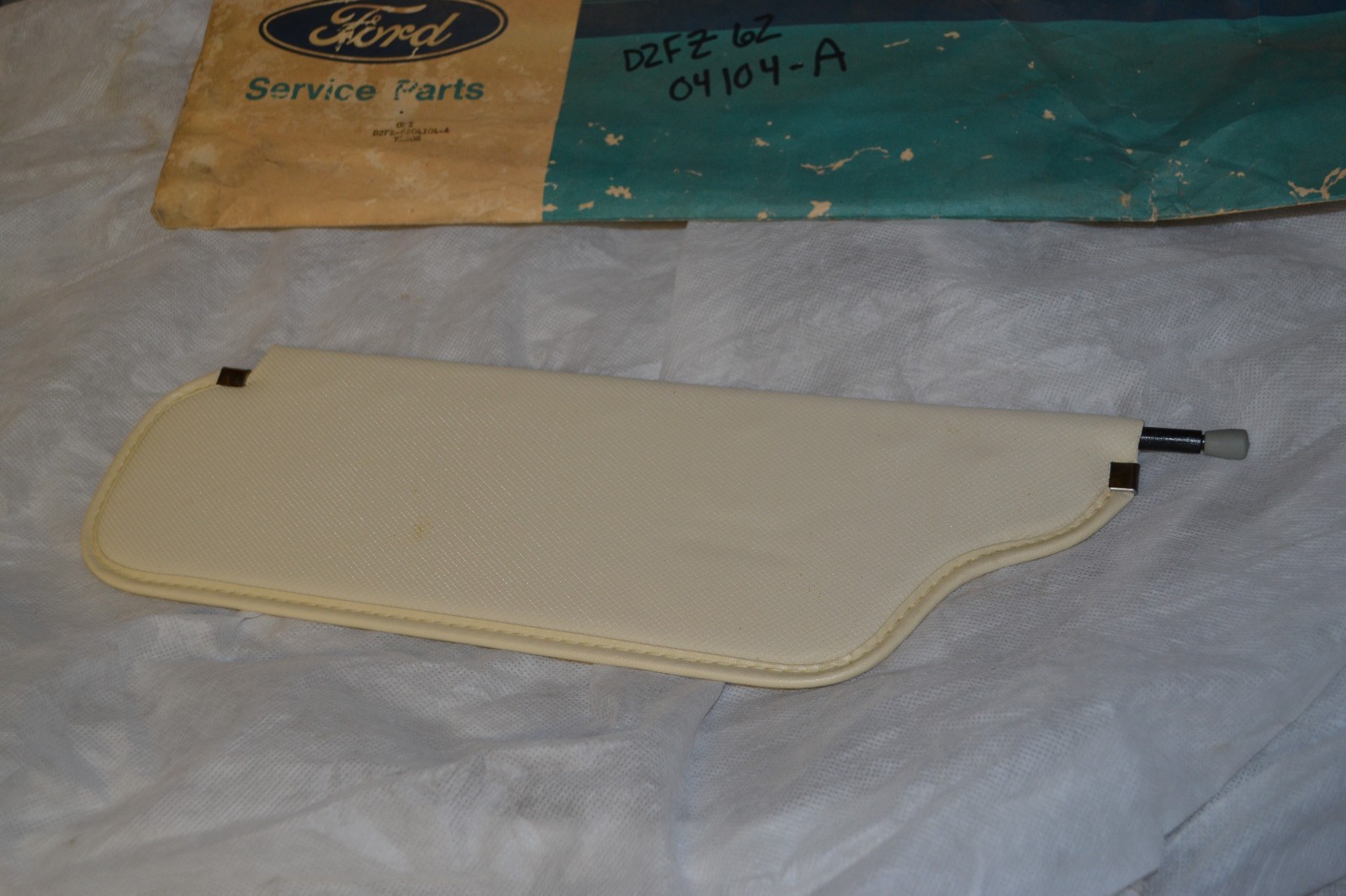 NOS 971 -1976 FORD PINTO SUNVISOR D2FZ-6204104-A