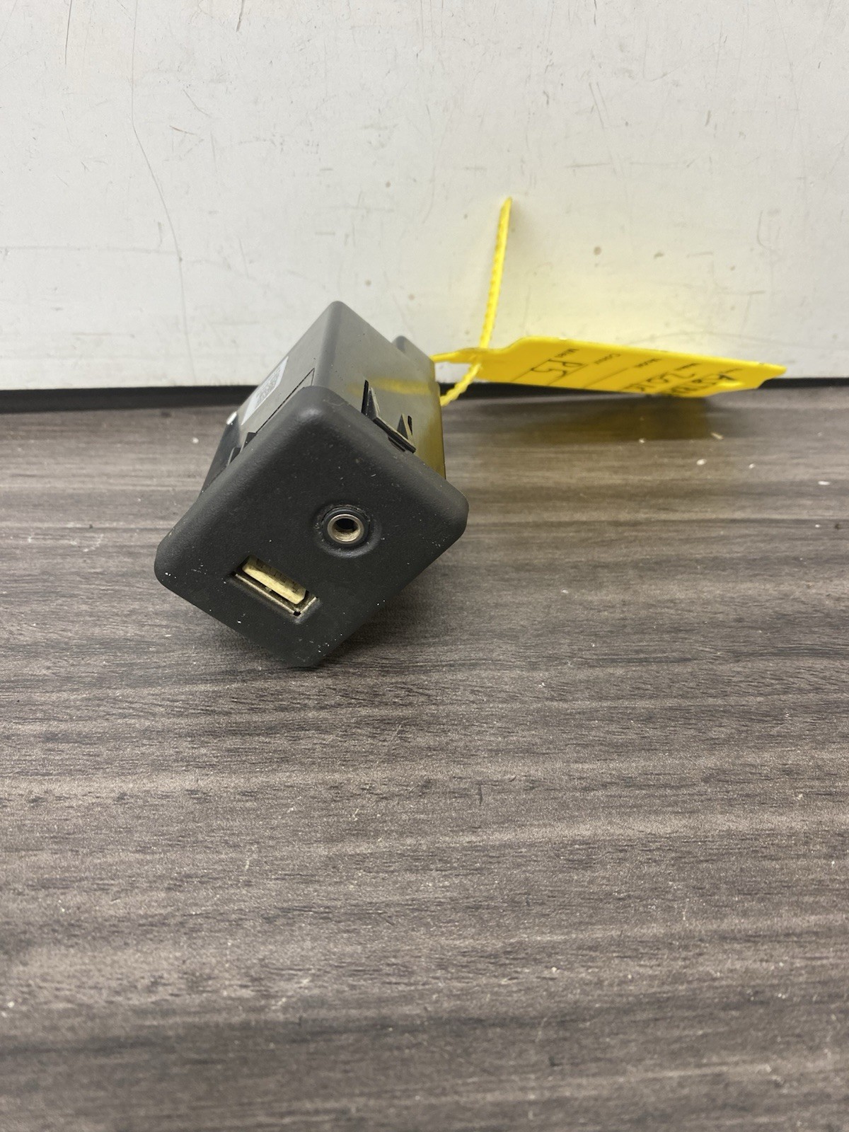 Vauxhall Astra K 2016 USB socket connector 13599456