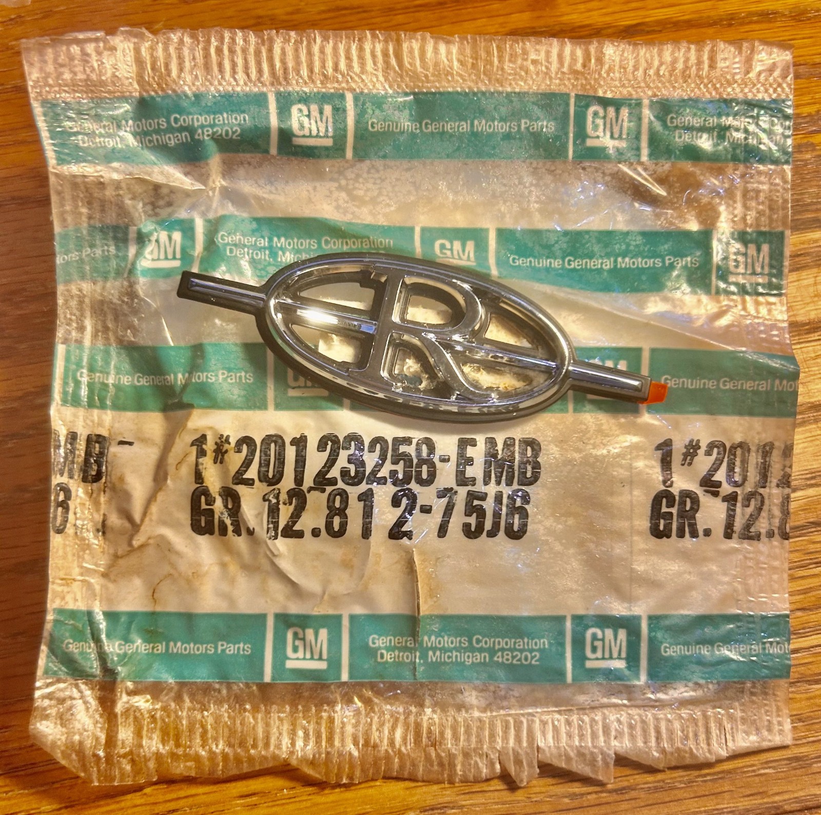 NOS OEM GENUINE GM  Buick Riviera Roof Sail Silver Emblem  1979 - 1985